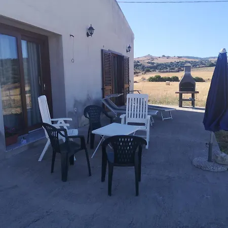 Dom wakacyjny Su Cuile Relax House With Barbecue *
